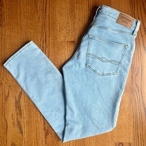 DENIZEN from Levi's Men's 216 Slim Fit Light Wash Denim Jeans. Size 32x32